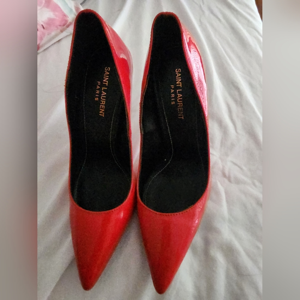 USE ONCE RED PUMPS SIZE US 7
